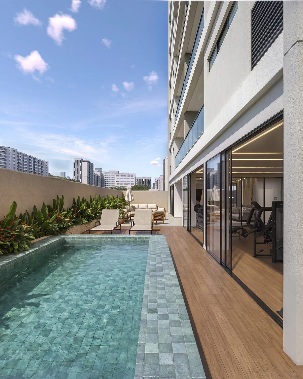 Piscina com deck de madeira
